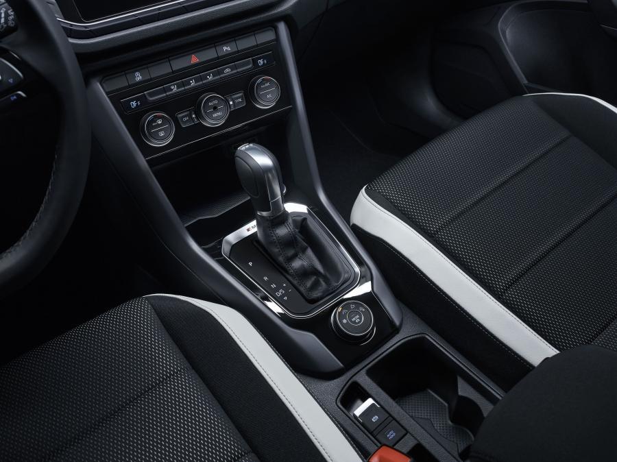 Интерьер Volkswagen T-Roc Black 2017 года  (фото 7 из 7)